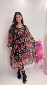 Kwiecista sukienka midi w dużym rozmiarze SOLAIN BLACK FLO z siateczkowymi szerszymi rękawami (rozmiar uniwersalny) 