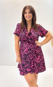 Różowa, krótka sukienka damska plus size SWEET, we wzór w cętki, z krótkim rękawem i falbanką podkreślającą dekolt (rozmiar L-4XL)