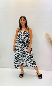 Czarno-biała sukienka plus size JOVITA, w panterkę, o długości midi i luźnym kroju, na regulowanych ramiączkach (rozmiar L-2XL)