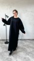 Długa dresowa sukienka plus size YOSELIN, w kolorze czarnym, o prostym, szerokim kroju, z łączonych materiałów