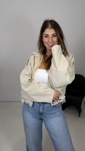 Kurtka Amara – beżowa krótka kurtka oversize o miękkiej strukturze 