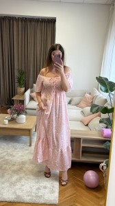 Fiorella – pudrowa  sukienka midi z elastyczną górą i rozcięciem