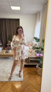 Livia – jasna w kwiaty  sukienka mini o rozkloszowanym kroju